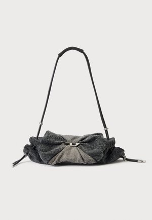 Petit sac à épaule texturé noir et gris avec un design en tissu froncé et une fine bandoulière réglable sur fond blanc.