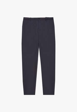 Pantalones azul marino hechos de una tela suave, con cierre frontal de botón, trabillas para el cinturón y piernas ajustadas sin patrones visibles.
