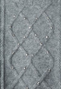 Maglione a maglia grigio chiaro con design a trecce e dettagli in cristallo. La texture è morbida e accogliente, con dettaglio a coste sul collo.