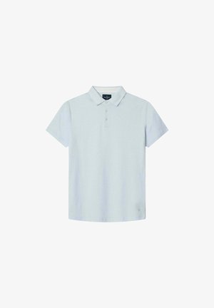 Hellblaues Poloshirt aus weichem Stoff mit klassischem Kragen, kurzen Ärmeln und einem Placket mit drei Knöpfen. Dezentes Logo am Saum.