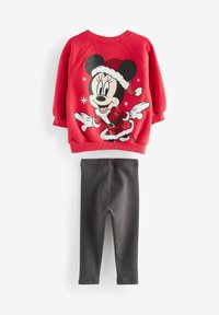 Roter Sweatshirt mit einem schwarz-weißen Mickey Mouse Design, das einen Weihnachtsmann-Hut und glitzernde Details zeigt, kombiniert mit dunkelgrauen Rippleggings.