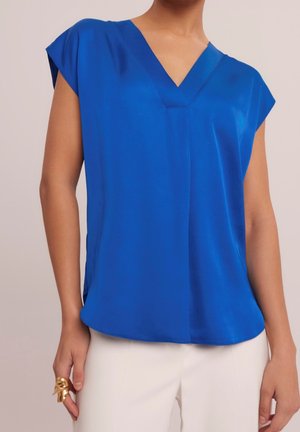 Blå satin-top med V-udskæring, korte ærmer og en afslappet pasform. Har en glat tekstur og subtile sømdetaljer. Velegnet til afslappet brug.