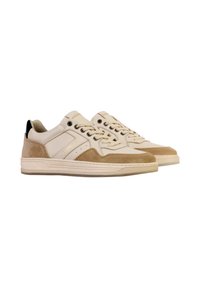 Sneakers beige e taupe realizzati in materiali scamosciati e in pelle, caratterizzati da un design testurizzato, dettagli neri e una suola in gomma.