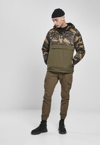 Urban Classics CAMO MIX PULL OVER  - Jas - olive/wood camo