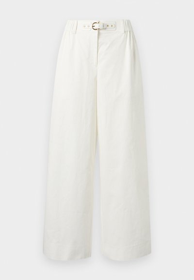 Pantalon blanc à jambes larges avec une taille haute, doté d'une ceinture assortie avec une boucle dorée et des passants de ceinture.
