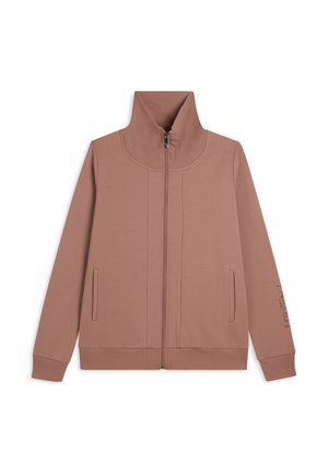 Chaqueta malva con cremallera, cuello alto de canalé, dos bolsillos delanteros, mangas largas y un sutil diseño de texto en la manga derecha.