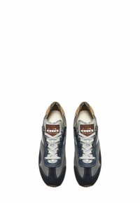 Sneaker con una combinazione di colori grigio e blu navy, caratterizzati da una tomaia in suede e mesh, suola in gomma texture e dettaglio del logo marrone sulla linguetta.