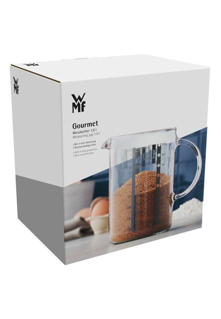 WMF Gourmet 1,0-Liter hitzebeständige Glasmesskanne mit schwarzen Maßlinien, gefüllt mit braunem Zucker, auf der verpackten Box dargestellt.