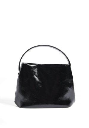 Mustast lakknahast käekott, millel on ümmargune üksik käepide, struktureeritud trapetsikujuline kuju ja siledapinnaline läikiv viimistlus.