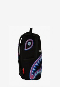 Zaino nero con vivaci dettagli a motivi blu e rossi. Il suo design presenta una forma curva unica e diversi scomparti con zip.