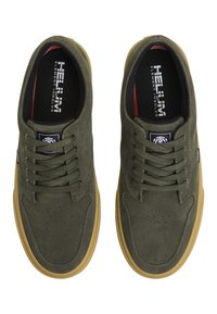 Tenisi din suede verde măsliniu cu talpă din cauciuc maro, vârf rotund, design cu șireturi și accente perforate pe cutia de degete.