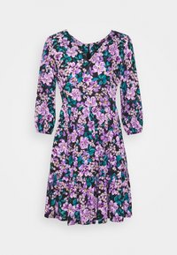 Lila Blumenkleid mit Dreiviertelärmeln. Schwarzer Hintergrund mit großen lila und türkisfarbenen Mustern. Ausgestellter Saum und V-Ausschnitt.