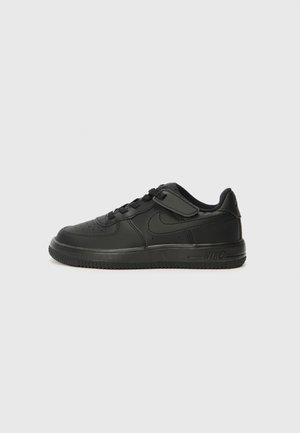 Sneaker Nike in pelle nera con finitura liscia, design con lacci e collo imbottito. Presenta un discreto logo swoosh e una suola testurizzata.