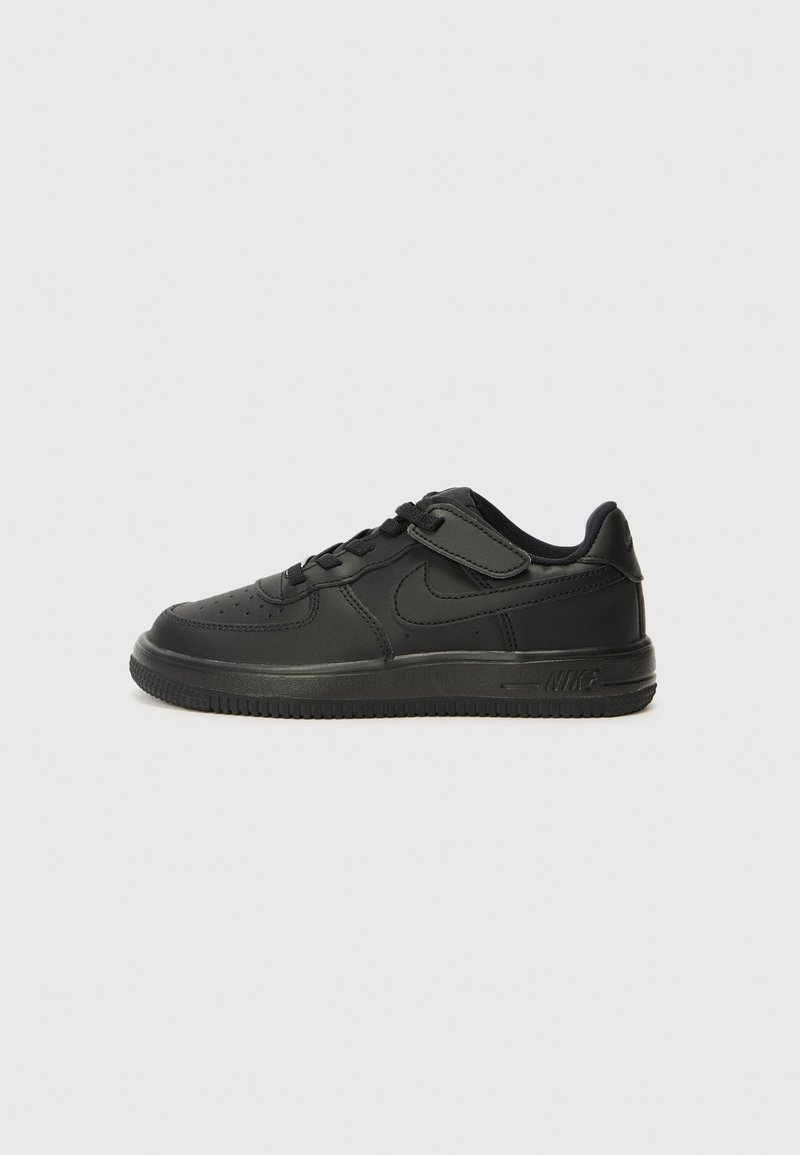 Sorte lærre Nike joggesko med en glatt finish, snøring og polstret krage. Har en subtil swoosh-logo og teksturert yttersåle.
