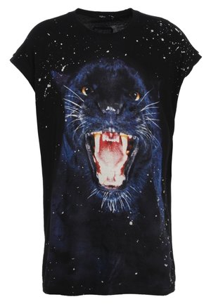T-shirt nero a maniche corte con una grande grafica di un pantera che ruggisce, con accenti bianchi spruzzati che ricordano le stelle. Tessuto morbido.