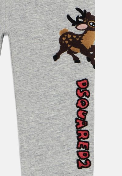Grå leggings med et lekent brunt reinsdyrgrafikk og "DSQUARED2" brodert i fete røde bokstaver langs siden. Myk tekstur.