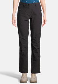 Zwarte, rechte broek gemaakt van duurzaam materiaal met een gladde textuur. Voorzien van zijzakken en subtiele details op de naden.