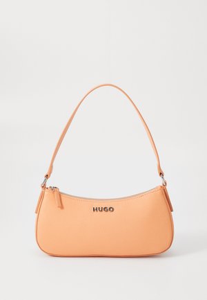 Hugo oranje handtas met een gestructureerd oppervlak, een gebogen vorm, een verstelbare schouderband en een metallic logo aan de voorkant. Ritssluiting aan de bovenkant.