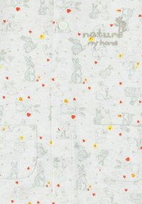 Tela gris clara con un patrón de conejitos, corazones y flores en rojo, amarillo y verde. Cuenta con botones y un bolsillo delantero.