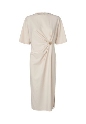 Beżowa sukienka do kolan z krótkimi rękawami, detalem skrętu w pasie oraz złotym guzikiem ozdobnym. Gładki, lekki materiał. Boczne rozcięcie.