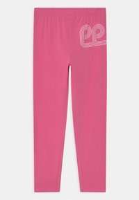 Leggings cor-de-rosa feitos de material suave, apresentando uma textura lisa, cintura elástica e um logotipo geométrico branco no lado esquerdo.