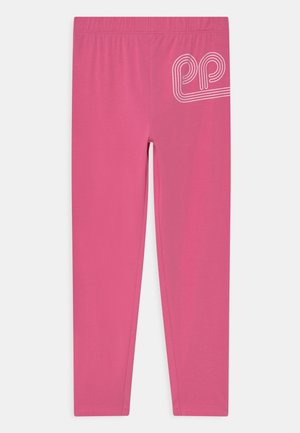 Leggings cor-de-rosa feitos de material suave, apresentando uma textura lisa, cintura elástica e um logotipo geométrico branco no lado esquerdo.