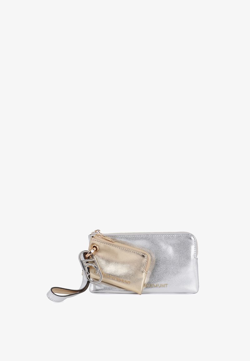 Cartera plateada metálica con cremallera, que tiene un pequeño estuche dorado metálico adjunto por una correa. Textura suave con un ligero brillo y detalle del logotipo.