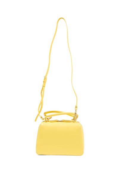 Rumena usnjena ročna torba z nastavljivim naramnim trakom in zgornjimi ročaji, pravokotne oblike, z zlatim okovjem in subtilnim logotipom blagovne znamke na spodnjem sredini.