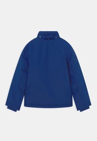 Blauwe, geïsoleerde jas met hoge kraag, zichtbare stiksels en drukknoopsluiting bij de hals. Gladde textuur, recht gesneden mouwen.