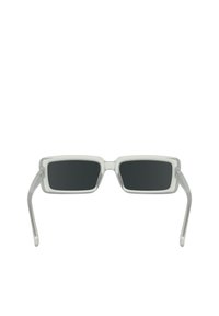 Ochelari de soare rectangulare din plastic transparent, cu lentile întunecate, dotati cu brațe subțiri și un design minimalist.