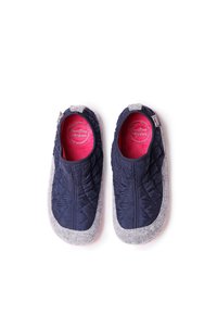Tumši zili quilted čības ar pelēku vilnu, apaļā formā, rozā iekšējo odere, elastīgs dizains un teksturēta virsma.