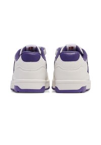 Białe i fioletowe sneakersy z gładką skórzaną cholewką, teksturowanymi materiałowymi akcentami, wyściełanym kołnierzem i fioletową gumową podeszwą.