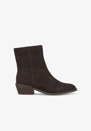 Bottines en daim marron avec un bout rond et un talon empilé. Texture lisse avec un design simple et sans matériel ou motifs visibles.