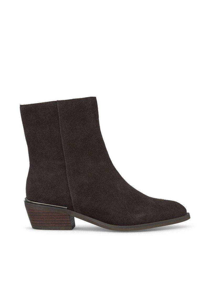 Stivaletti alla caviglia in suede marrone con punta rotonda e tacco impilato. Texture liscia con un design semplice e senza hardware visibile o motivi.