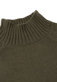Olivově zelený pletený svetr s ribovaným vysokým výstřihem a texturovaným vzorem. Má volný střih a měkkou, silnou látku.