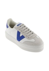 Sneaker bianca con accenti in suede grigio e logo blu; presenta una tomaia testurizzata, punta tonda, suola piatta e cuciture rinforzate.