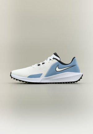 Chaussure de course Nike blanche et bleu clair avec une semelle, des lacets et un logo swoosh noirs, présentée de profil sur un fond neutre.