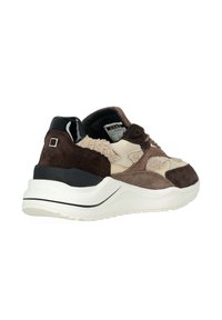 Sneaker caratterizzata da una combinazione di camoscio beige, marrone e nero con dettagli testurizzati, un colletto imbottito e una suola bianca spessa con una striscia nera.