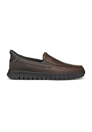 Chaussure décontractée pour homme à enfiler en cuir marron foncé avec semelle noire coussinée et col rembourré pour le confort.