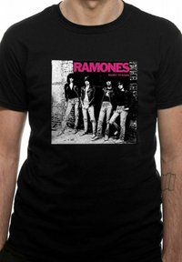 T-shirt in cotone nero con una grafica stampata di quattro figure in abbigliamento nero. Il testo recita "RAMONES" in rosa sopra l'immagine.