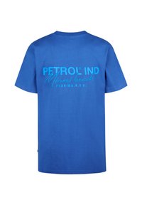 Modré bavlněné tričko s kulatým výstřihem a krátkým rukávem. Na zadní straně je design se slovy "PETROL IND Miami beach FLORIDA, U.S.A." v kontrastních barvách.
