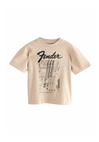 Beige bomulds T-shirt med et sort grafisk print af guitarer og ordet "Fender", rund hals, korte ærmer og en afslappet pasform.