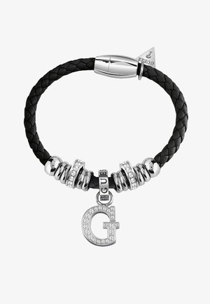 Bracelet tressé noir avec perles en argent, accents de strass, fermoir magnétique et un pendentif argenté en forme de "G" orné de cristaux.