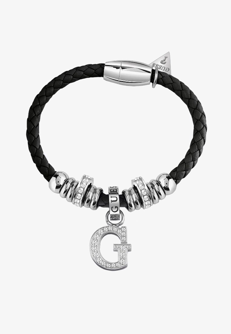 Bracelet tressé noir avec perles en argent, accents de strass, fermoir magnétique et un pendentif argenté en forme de "G" orné de cristaux.