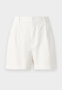 Pantaloni corti bianchi in lino con un taglio sartoriale, pieghe frontali e una texture liscia. Il design include una vita a media altezza e tasche laterali.