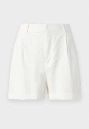 Pantaloni corti bianchi in lino con un taglio sartoriale, pieghe frontali e una texture liscia. Il design include una vita a media altezza e tasche laterali.
