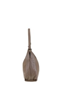 Borsa in pelle marrone con superficie testurizzata, tracolla singola, silhouette triangolare e chiusura con zip. Design minimalista senza accessori visibili.