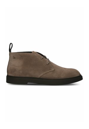Brauner Wildleder-Stiefel mit schwarzer Sohle, Zwei-Ösen-Schnürung und Zuglasche hinten.