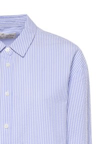 Camisa de botones con rayas verticales en azul claro y blanco, con cuello clásico y mangas largas.
