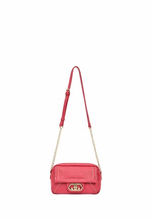 Piccola borsa a tracolla in pelle rossa con catena e fibbia dorate, tracolla regolabile e tasca frontale con pattina.